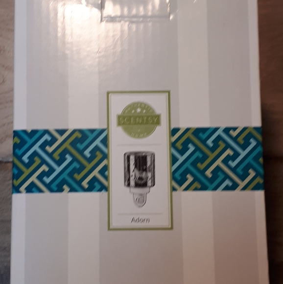 New in box adorn scentsy plug in - Picture 2 of 3